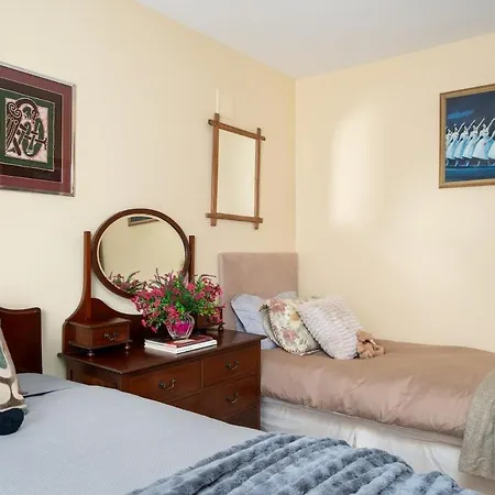 בית נופש Spacious House With Wonderful Garden And Sea Views *