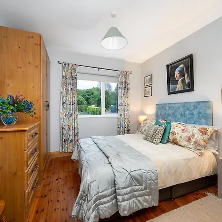 Spacious House With Wonderful Garden And Sea Views גלנבי