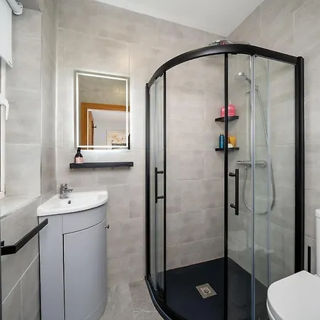 Spacious House With Wonderful Garden And Sea Views גלנבי