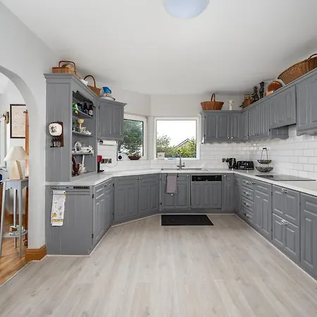 Spacious House With Wonderful Garden And Sea Views בית נופש גלנבי
