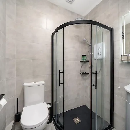 Spacious House With Wonderful Garden And Sea Views * גלנבי