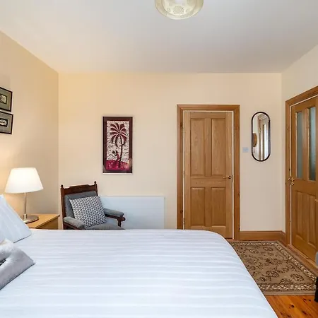 בית נופש Spacious House With Wonderful Garden And Sea Views *